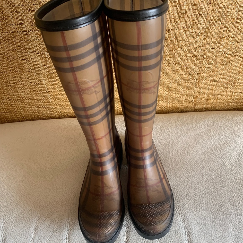 BURBERRY Authentic Rubber Printed Rain Boots. Size 37. Made in Italy.